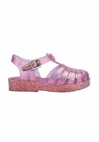 Sandal in glitter viola con fibbia regolabile, design open-toe e suola chunky testurizzata. Presenta dettagli laterali intagliati.