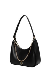 Sac à bandoulière en cuir noir avec détail de chaîne dorée et fermeture éclair, avec un pendentif logo circulaire doré à l'avant.