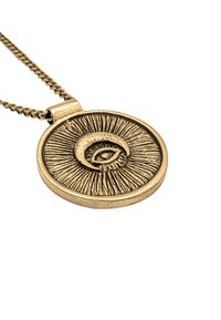 Pronssi-riipus, jossa on teksturoitu pyöreä muotoilu, aurinkosäteet ja puolikuu, joka kehystää silmämotivia ketjussa.