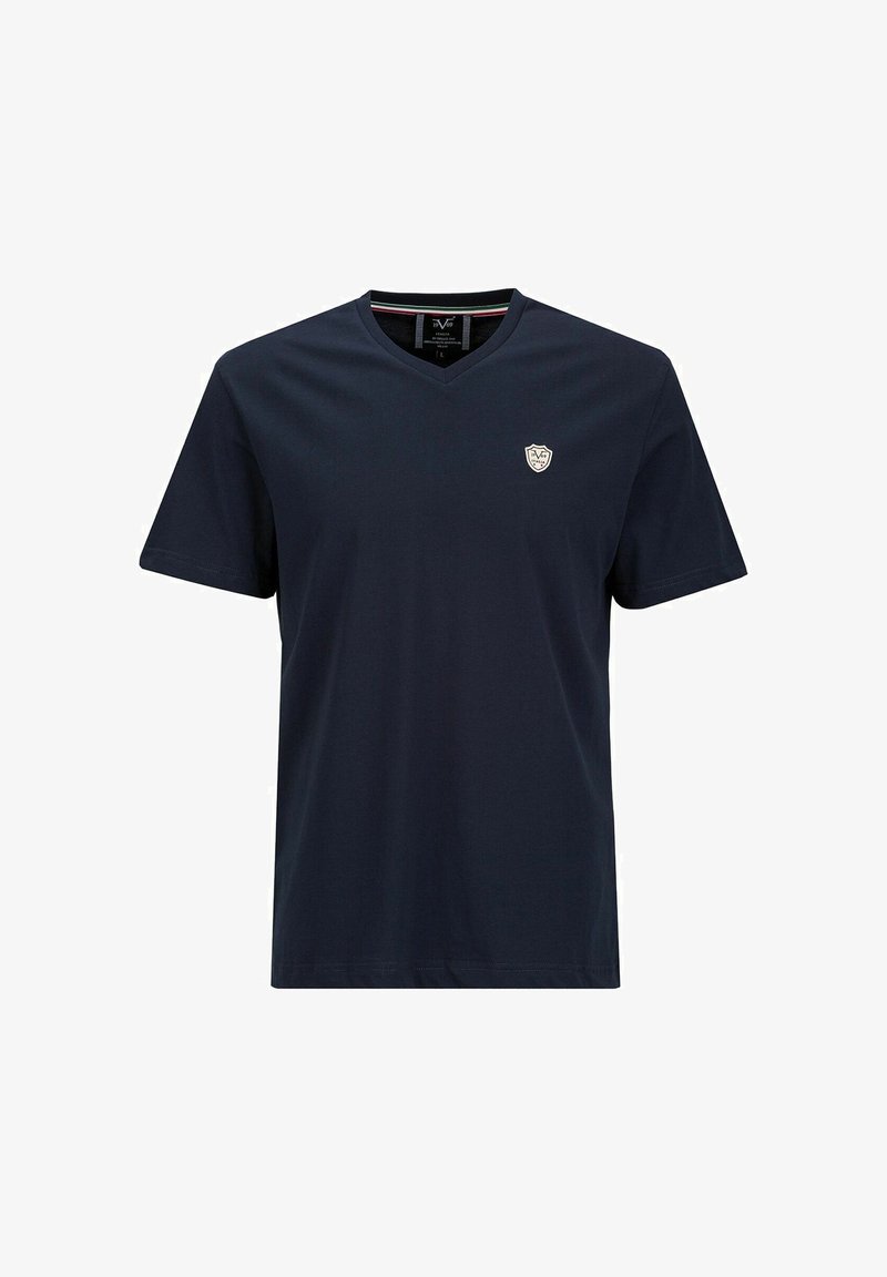 Marineblauwe katoenen T-shirt met een V-hals ontwerp, korte mouwen en een klein schildlogo op de linkerborst. Soepele textuur, standaard pasvorm.