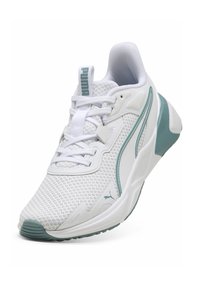 Chaussure de sport Puma blanche et verte avec dessus en mesh, fermeture à lacets et semelle rembourrée, présentée en angle pour montrer les détails latéraux et supérieurs.