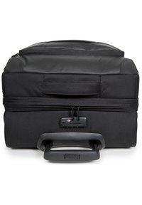 Zwarte rolkoffer van textuurstof, met een bovenste ritssluiting en een uitschuifbare handgreep. Voorzien van een combinatieslot aan de zijkant.