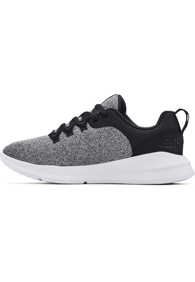 Zapatillas deportivas en negro y gris con parte superior de punto texturizado, cierre con cordones, cuello acolchado y suela de goma blanca. Acentos en el talón perforados.