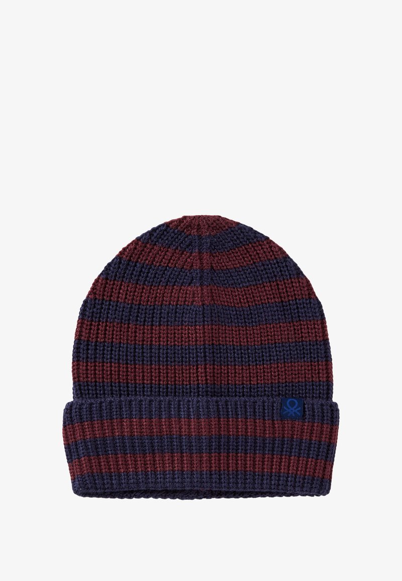 Pletená čepice s vertikálními pruhy v barvě burgundské a námořnické modré. Má vroubkovaný lem a malou modrou nášivku na boku.
