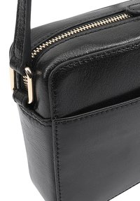 Zwart leren schoudertas met een gestructureerde afwerking, een ritssluiting in goudkleur en een compacte rechthoekige vorm met een zijvak.