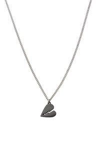 Collier en chaîne argentée avec un pendentif en forme de cœur noir brisé, orné d'un motif d'éclair. La texture est lisse avec une finition polie.