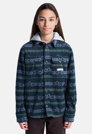 Groene fleece blouse met knopen en een grijze capuchon, versierd met paarse en romige abstracte patronen, twee borstzakken en drukknoopjes.