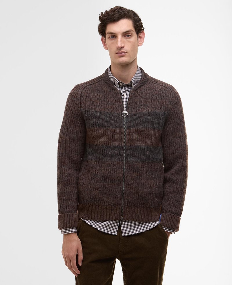 Cardigan zippé en tricot marron foncé avec des rayures horizontales en marron clair et gris ; dispose de poignets et d'un col côtelés ; tissu texturé.