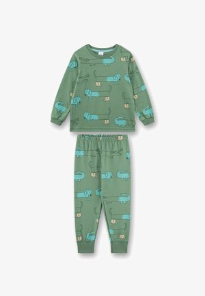 Grünes Langarmoberteil und Hose mit verspielten blauen Hund- und Krokodilillustrationen, die Hunde mit beigen Stiefeln zeigen.