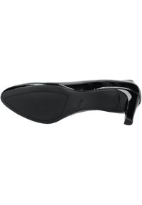 Scarpa con tacco alto in pelle verniciata nera, con punta affusolata, design elegante e finitura liscia e lucida. Suola in gomma per una buona aderenza.