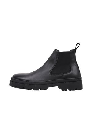 Bota Chelsea de cuero negro con panel lateral elástico, lengüeta en el talón y suela gruesa con tacos, mostrada de perfil sobre fondo blanco.