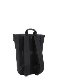 Sac à dos noir à conception à rabat, dos rembourré en maille, bretelles ajustables et poignée de transport supérieure. Finition en tissu texturé, style minimaliste.