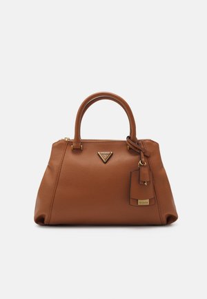 Sac à main en cuir marron moyen texturé avec doubles poignées, fermeture éclair dorée, plaque et étiquette du logo Guess à l'avant.