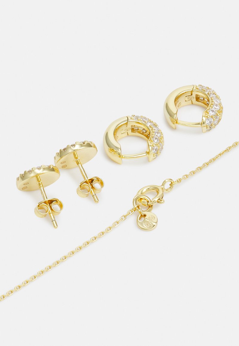 Goldohrringe und -armbandset; umfasst Ohrstecker mit strukturierten Akzenten und Creolen, die mit klaren Kristallen verziert sind, mit einem Karabinerverschluss.