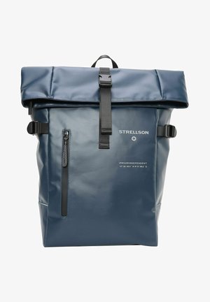 Navyblauwe roll-top rugzak gemaakt van waterdicht materiaal. Voorzien van een gespsluiting aan de bovenkant, een zijrits zak en logo branding. Soepele textuur.