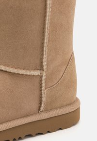 UGG CLASSIC II UNISEX - Klassikalised poolsaapad - sand