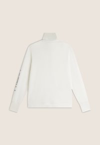 Pullover bianco a maniche lunghe con colletto alto, caratterizzato da polsini a costine e una texture liscia. La parte posteriore presenta dettagli stampati lungo le maniche.