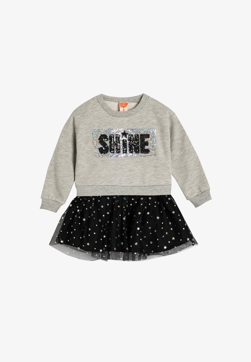 Sweatshirt gris avec un graphique en sequins "SHINE" ; jupe noire ornée de motifs d'étoiles colorées et d'une finition en tulle superposé.