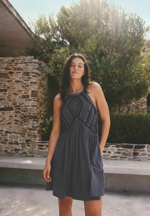 Next, TALL FIT - EMBROIDERED MIRROR DETAIL HIGH NECK MINI DRESS . - Hverdagskjole - washed navy