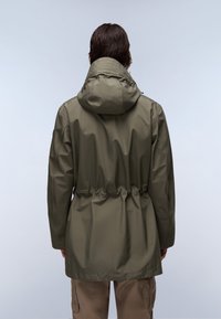 Olivgr�üne wasserdichte Jacke mit Kordelzug in der Taille, gesteppter Kapuze und langen Ärmeln. Glatte Textur, Rückansicht, minimales Design.
