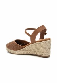 Sandalo wedge espadrilla marrone con tomaia in pelle perforata, cinturino alla caviglia regolabile e suola in juta intrecciata. Tessuto liscio all'interno.