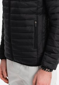 Ombre Välikausitakki - black