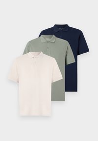 Tre polo shirt a maniche corte nei colori rosa chiaro, verde oliva e blu navy, con colletto a bottoni e un design semplice e classico.