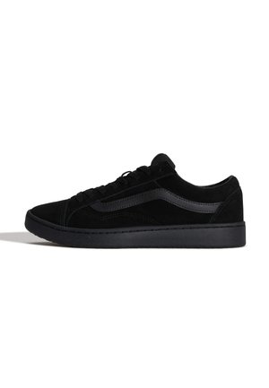Sort lavtop sneaker med snørelukning foran, tyk sål og en sidestribe, vist fra venstre side på hvid baggrund.