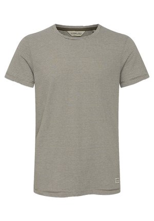 Ribaka lühikeste varrukatega t-särk heledast hallist ja tumedast hallist. Puuvillane materjal, ümmargune kaelus ja väike logotagi allääres.