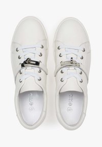 Witte sneakers met een gladde leren bovenkant, voorzien van ronde veters, een metalen gespdetail en een gevoerd kraag voor comfort.