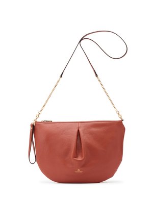 Sac à bandoulière en cuir brun texturé avec sangle chaîne dorée et fermeture éclair, doté d'un pli central et d'un petit logo doré.