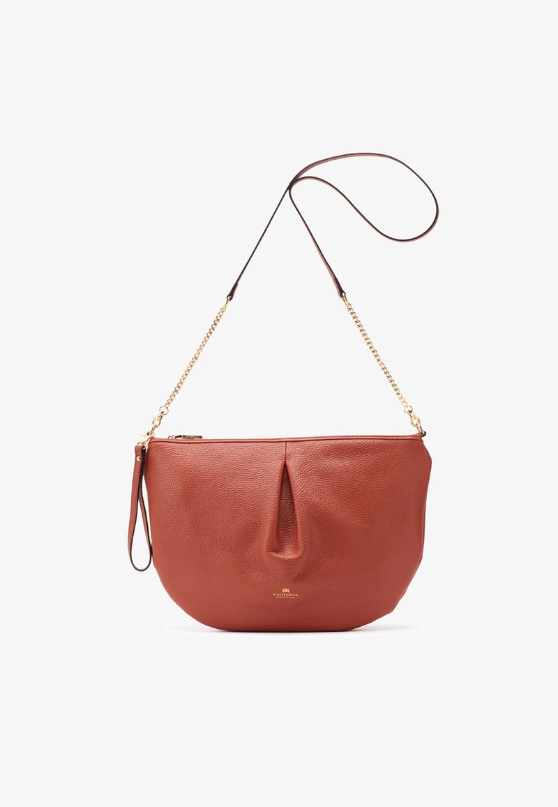 Sac à bandoulière en cuir brun texturé avec sangle chaîne dorée et fermeture éclair, doté d'un pli central et d'un petit logo doré.