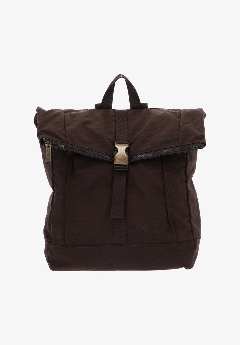 Brauner Nylon-Rucksack mit umklappbarem Deckel, Reißverschluss und bronzefarbenen Hardware. Verfügt über verstellbare Träger und ein dezentes Logo auf der Vorderseite.