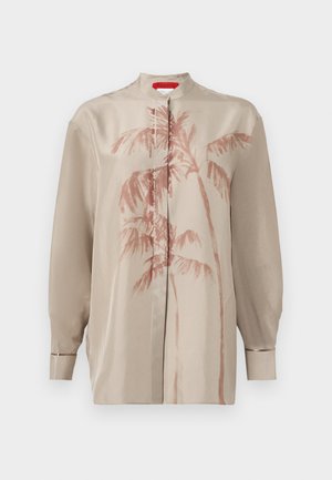 Beige Satinbluse mit Stehkragen, versehen mit einem Palmbaum-Print in verblasstem Rot. Lange Ärmel mit Manschetten und einer Knopfleiste vorn.