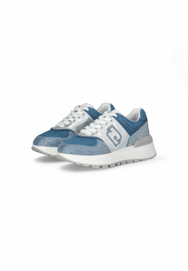 Blaue und silberne Sneakers aus Mesh-Material, mit strukturierten Akzenten, weißen Schnürsenkeln, einer klobigen weißen Sohle und Strassverzierungen an der Zehenkappe.