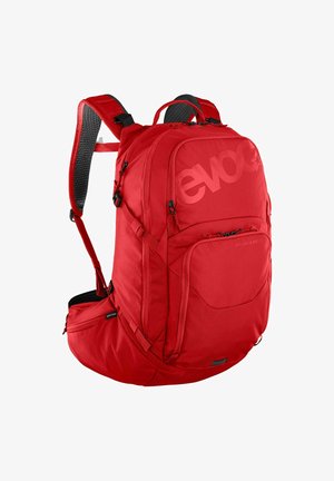 Rode rugzak gemaakt van duurzaam stof, met gevoerde schouderbanden, meerdere vakken en een ritsvak aan de zijkant voor opslag.