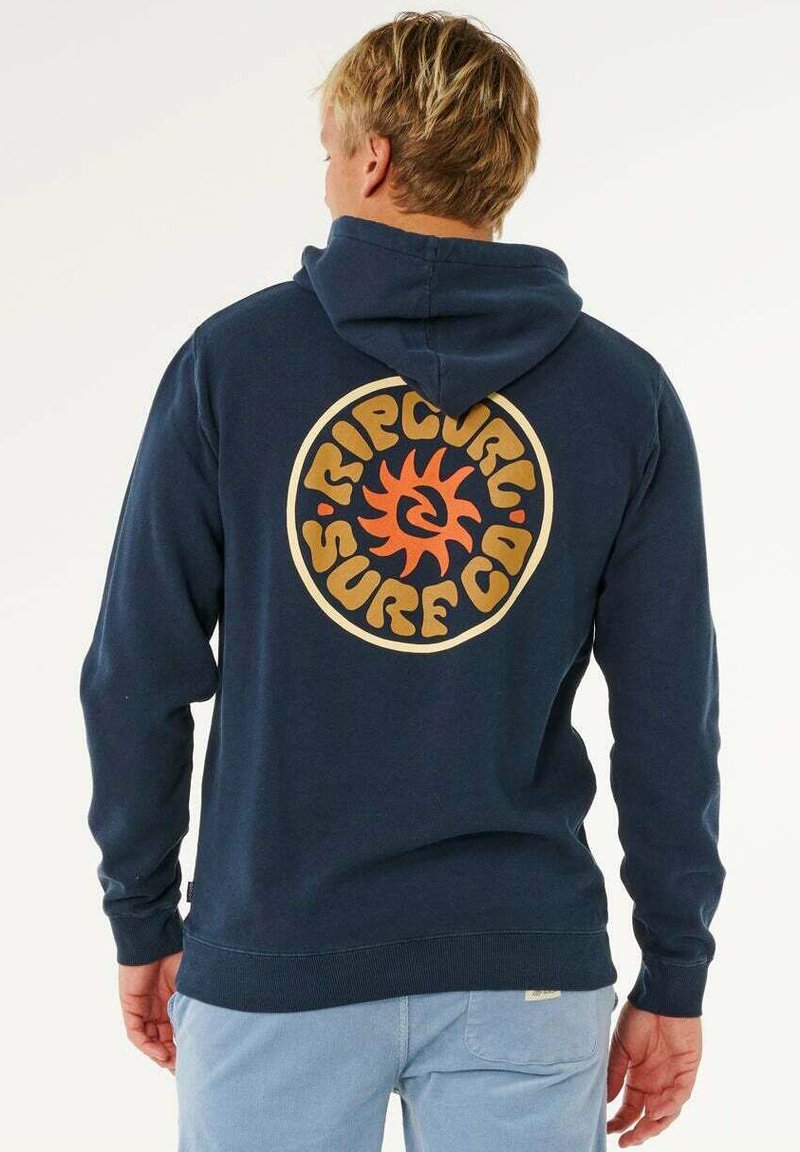 Marineblå hættetrøje med et stort rundt Rip Curl Surf Co.-logo i orange og gult på ryggen. Fremstillet af blødt stof med en kængurulomme.