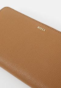BOSS ALYCE TRAVEL WALLET - Portafoglio - camel