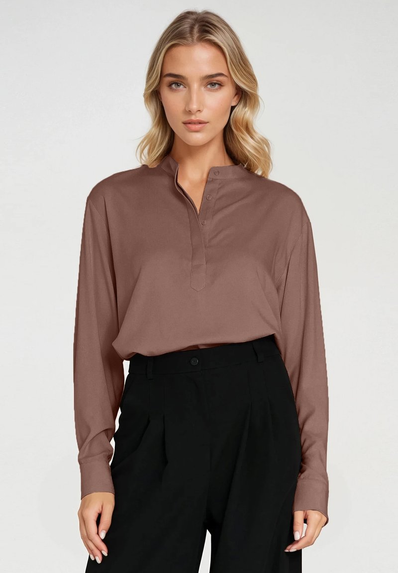 Brązowa koszula z długim rękawem, z mandaryńskim kołnierzykiem, pięcioma guzikami i miękką fakturą, zestawiona z czarnymi spodniami o wysokim stanie.