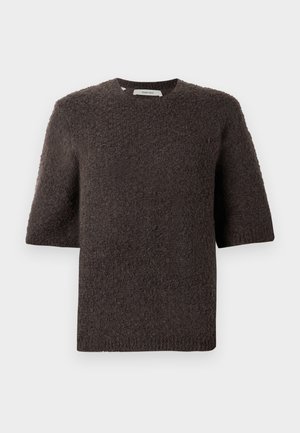 Mørkebrun strikket genser med korte ermer, rund halsutskjæring og teksturert stoff. Enkel design, ingen synlige lukninger eller mønstre.