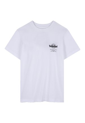 T-shirt bianca a maniche corte con collo rotondo, logo Timberland nero piccolo e testo con indirizzo sul lato sinistro del petto.