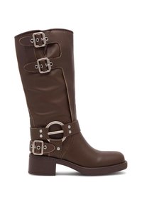 Botină din piele maro, până la genunchi, cu accente metalice, inclusiv catarame și un detaliu cu inel supradimensionat. Design cu toc pătrat.