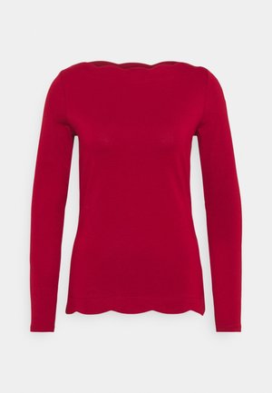 Haut à manches longues rouge avec un col festonné. Fabriqué en matériau doux, au design ajusté avec une texture lisse et un ourlet droit.
