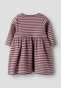 Robe rayée à manches longues, présentant des rayures alternées marron foncé et rose clair. Jupe évasée avec taille froncée, en coton doux.