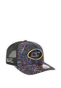 Schwarze Kappe mit einem bunten Spritzmuster, die ein auffälliges gesticktes Logo und ein Seitenetikett mit der Aufschrift "Crucial Catch Intercept Cancer" aufweist.