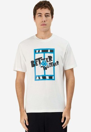 T-shirt bianca in cotone con grafica blu e nera che recita "Better Together" incorniciata in un design astratto. Maniche corte e scollatura a girocollo.