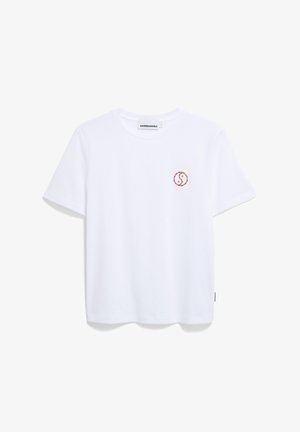 Camiseta de algodón blanca con un pequeño logotipo rojo bordado en el lado izquierdo del pecho, cuello redondo y mangas cortas. Diseño simple y moderno.