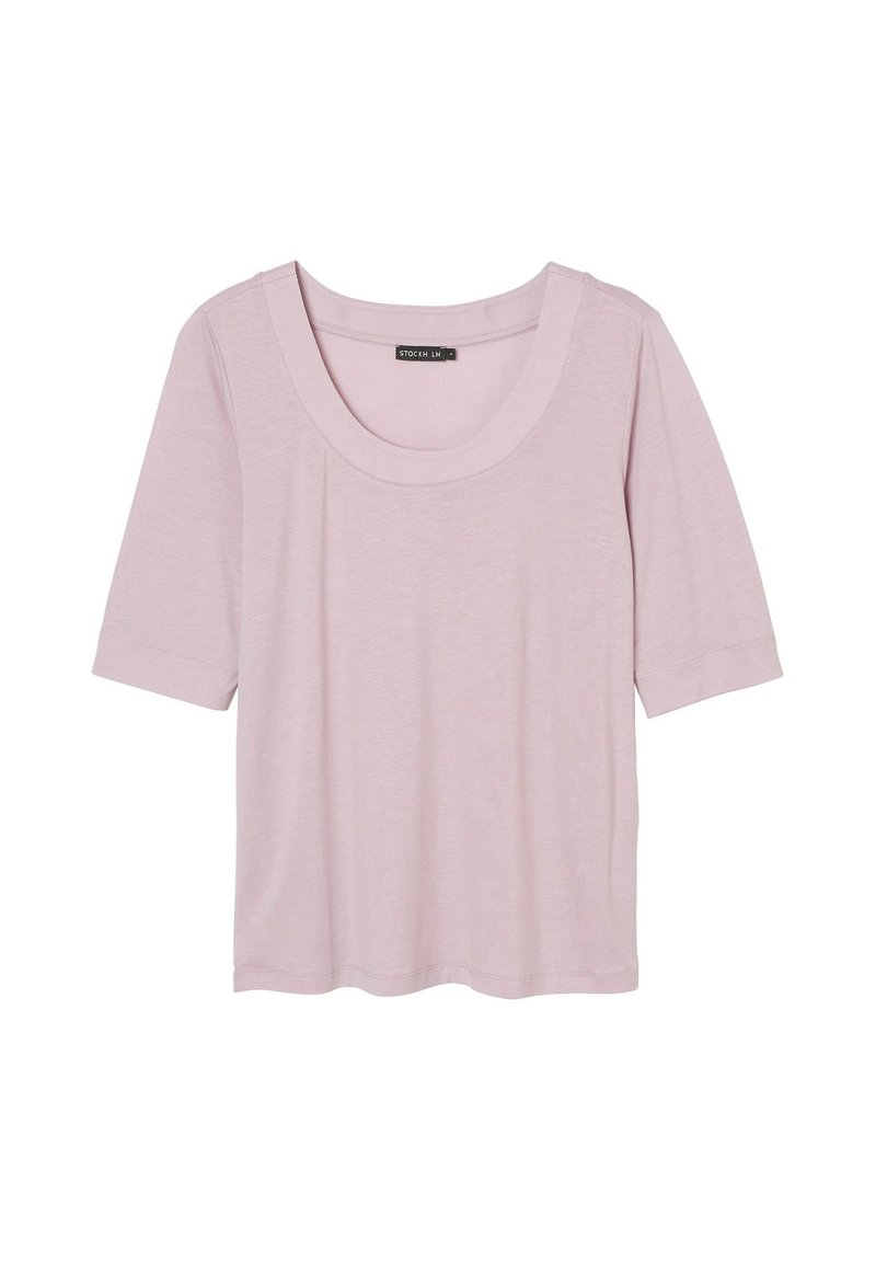 Ljusrosa kortärmad skjorta i mjukt tyg, med en bred rund halsringning och en avslappnad passform. Enkelt design utan dekorationer.