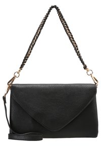 Černé kožené psaníčko s texturovaným povrchem, přehýbací klopou a pleteným řetízkovým popruhem se zlatými detaily. Součástí je odnímatelný ramenní popruh.