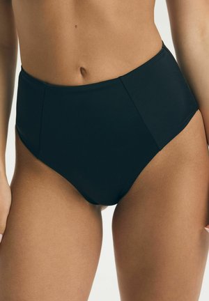 Kobieta nosząca czarne bikini z wysokim stanem, odsłaniająca brzuch i górne partie ud na jednolitym tle.